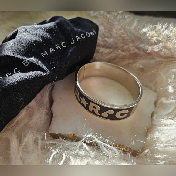 Marc by MARC JACOBS Icon Hinged Bracelet - Picture 3 of 4